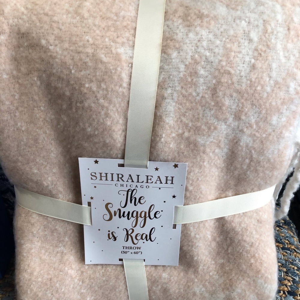 Shiraleah cozy soft pink fringe throw blanket NWT